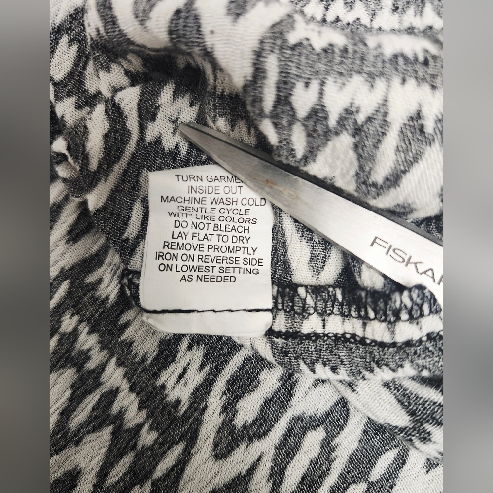 NY Collection Flowy Black and White Patterned Longsleeve Dress - Picture 5 of 5